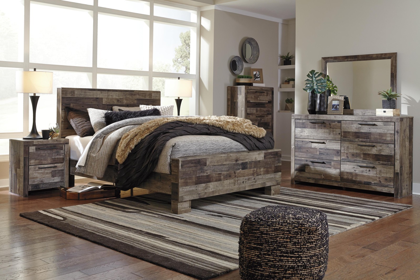 7 pc Derekson Queen Bedroom Set