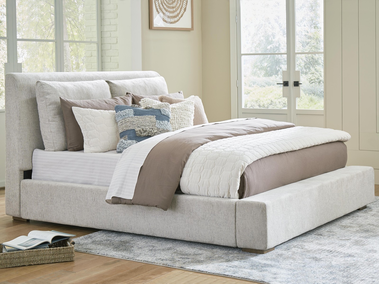 Cabalynn King Upholstered Bed