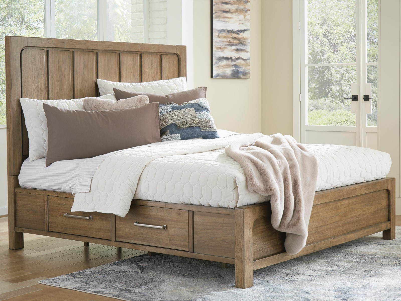 Cabalynn King Panel Bed with Storage