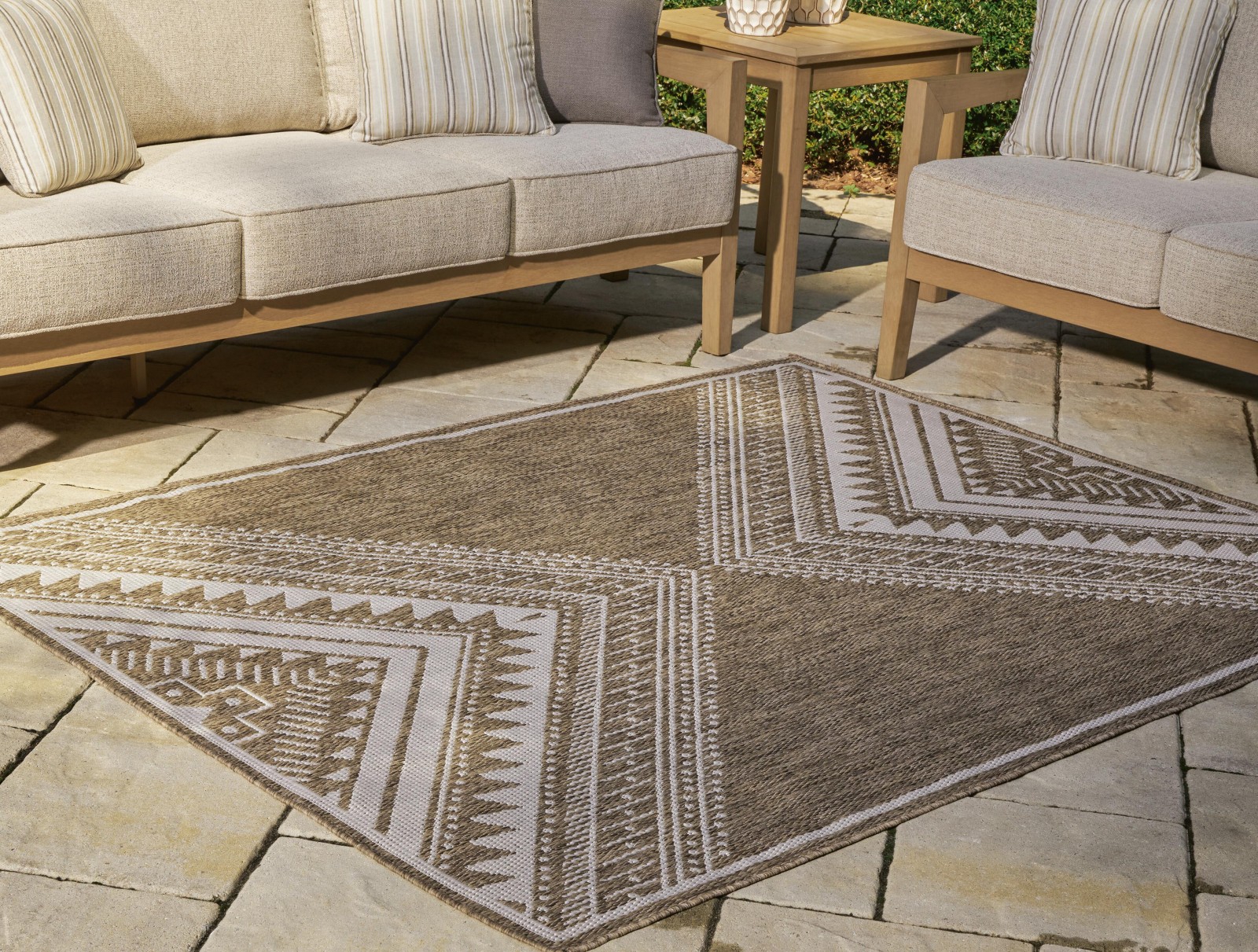 Dunsler Indoor/Outdoor 5' x 7' Rug